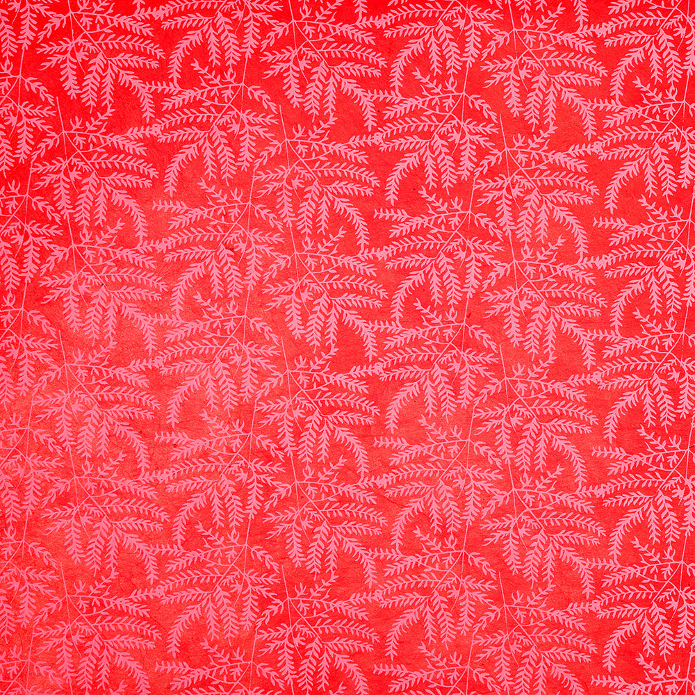Roter Hintergrund mit einem sich wiederholenden weißen Farnblattmuster, perfekt für Geschenke Verpacken. Hergestellt aus nachhaltigem Papier von ☆, inspiriert von traditioneller Nepalpapier-Handwerkskunst.