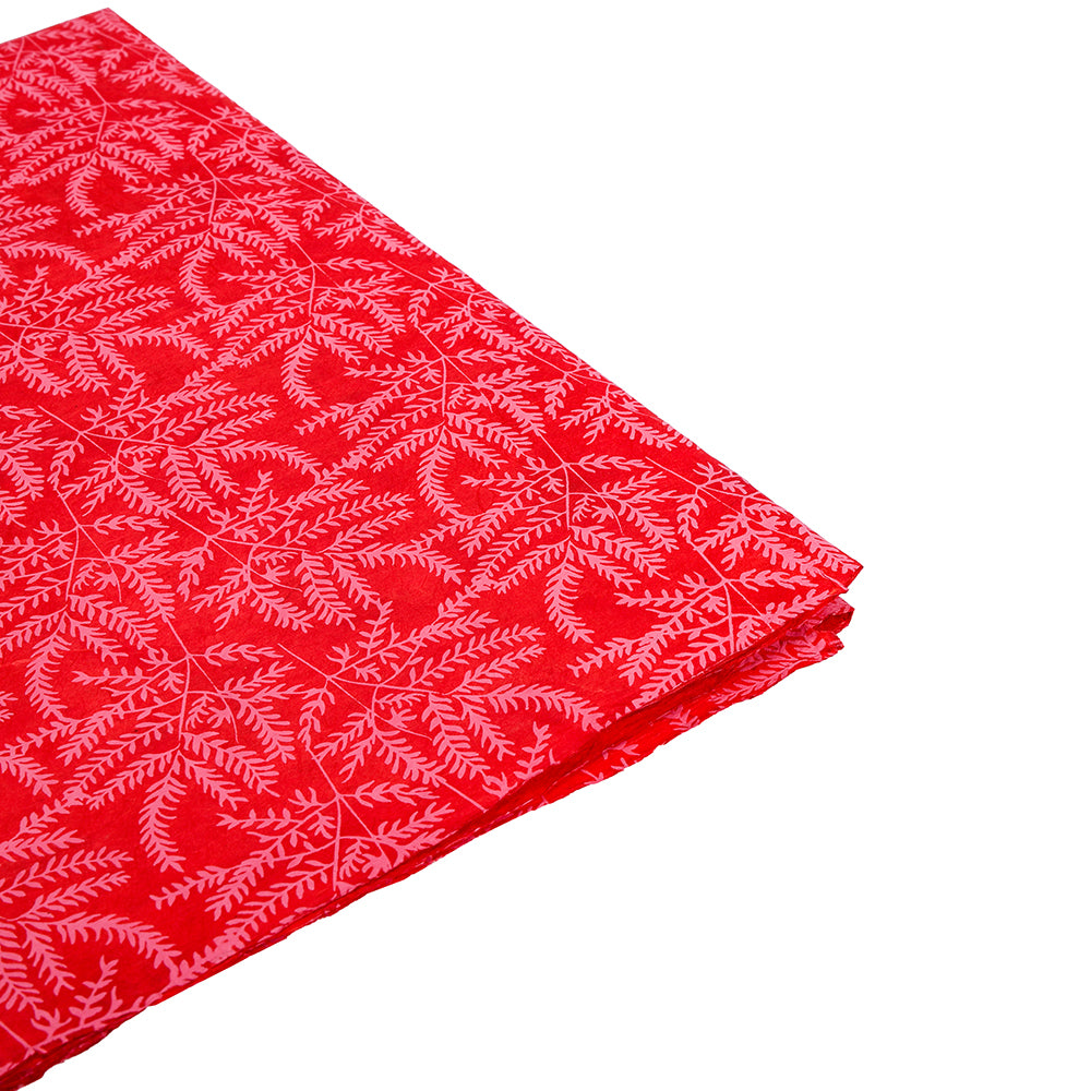 Roter Stoff mit rosafarbenem Farnmuster, sauber gefaltet auf weißem Hintergrund - ein elegantes Design von ☆, perfekt für einzigartige Geschenkverpackungen oder kreative Deko-Akzente.
