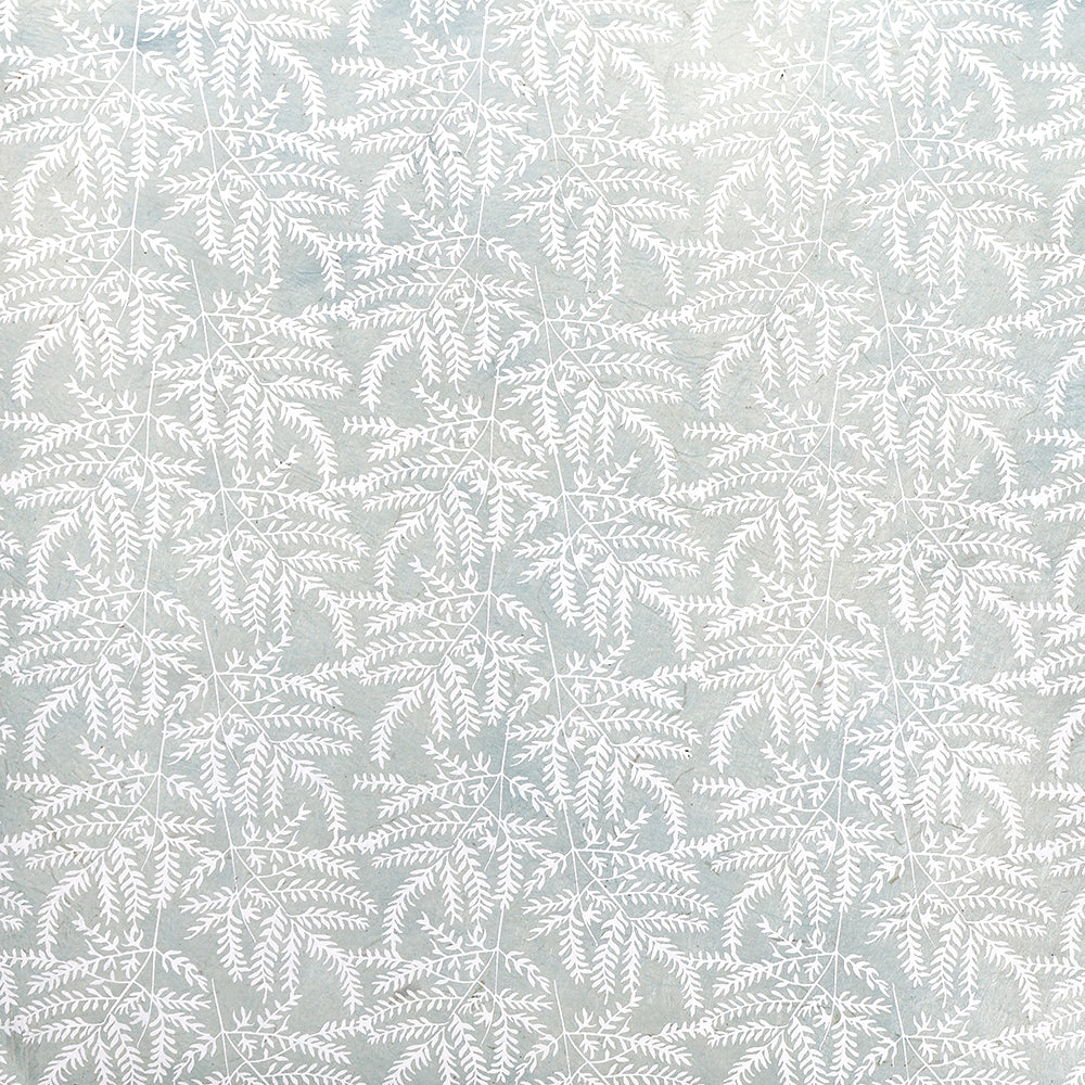 Ein zartes, sich wiederholendes botanisches Design mit weißen Farnblättern auf blassblauem Hintergrund - ideal für Geschenkverpackungen mit nachhaltigem Papier wie Nepalpapier. Marke: ☆.