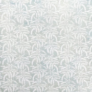 Ein zartes, sich wiederholendes botanisches Design mit weißen Farnblättern auf blassblauem Hintergrund - ideal für Geschenkverpackungen mit nachhaltigem Papier wie Nepalpapier. Marke: ☆.