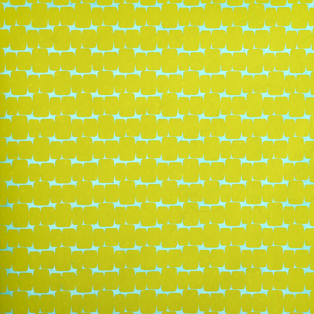 Kräftige, abstrakte gelbe geometrische Formen wiederholen sich auf einem hellblauen Hintergrund - gedruckt auf nachhaltigem Papier für umweltfreundliches Geschenkpapier von ☆.