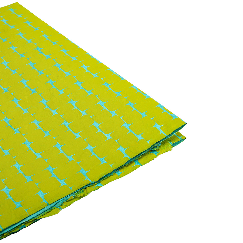 ☆ gefaltetes grünes Nepalpapier mit einem sich wiederholenden hellblauen geometrischen Muster auf einem weißen Hintergrund.