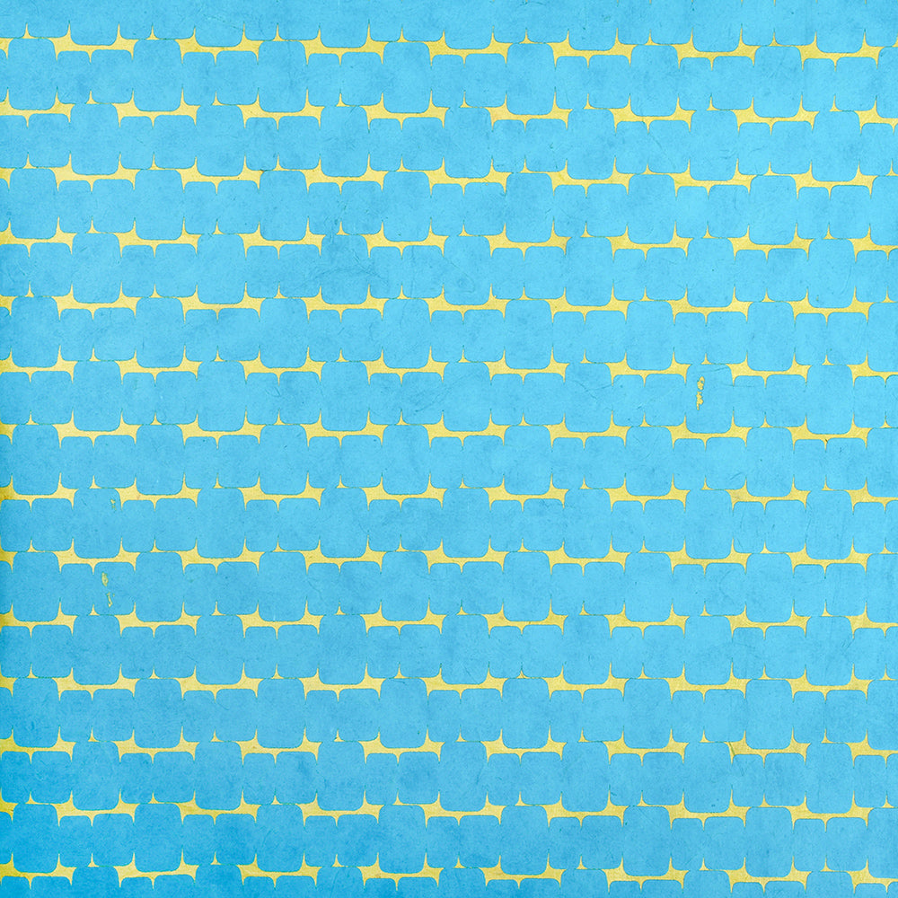 Das Muster aus gelben Katzensilhouetten wiederholt sich auf blauem Hintergrund, gedruckt auf nachhaltigem Nepalpapier-handgeschöpftes Geschenkpapier von ☆ für einen einzigartigen, umweltfreundlichen Touch.