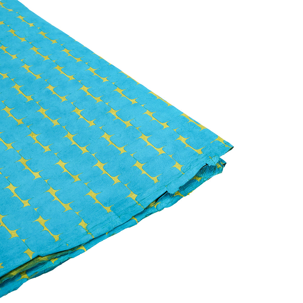 Blaues und gelbes geometrisches Stoffblatt von ☆, an der Ecke gefaltet - ideal als nachhaltiges Papier oder einzigartiges Geschenkpapier, inspiriert von Nepalpapier.