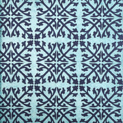 Das ☆ blau-schwarze Kachelmuster zeigt verschnörkelte, symmetrische Blumen- und Rankenmuster, gedruckt auf nachhaltigem Papier - ideal als Nepalpapier-Geschenkpapier für stilvolle, umweltfreundliche Verpackungen.