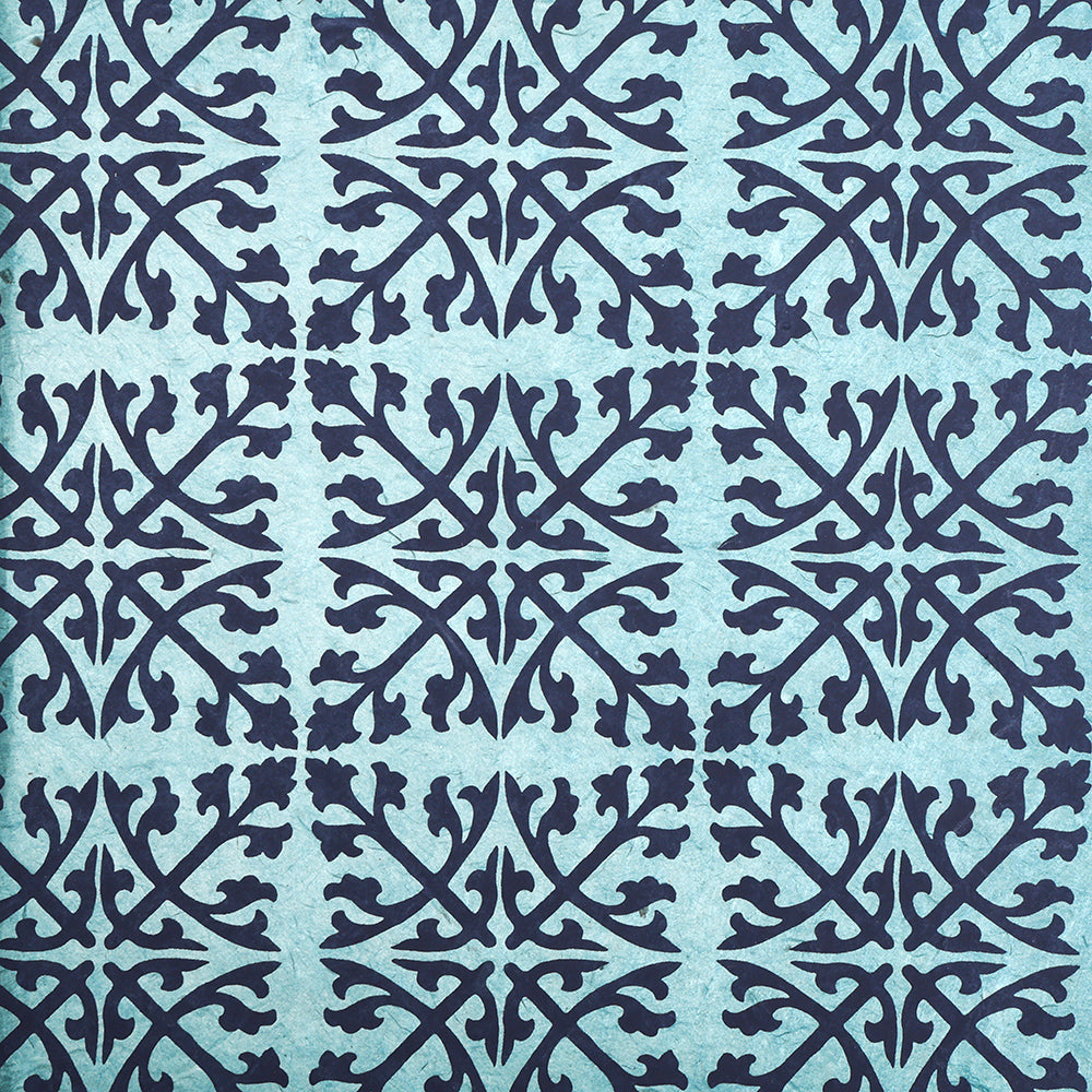 Das ☆ blau-schwarze Kachelmuster zeigt verschnörkelte, symmetrische Blumen- und Rankenmuster, gedruckt auf nachhaltigem Papier - ideal als Nepalpapier-Geschenkpapier für stilvolle, umweltfreundliche Verpackungen.