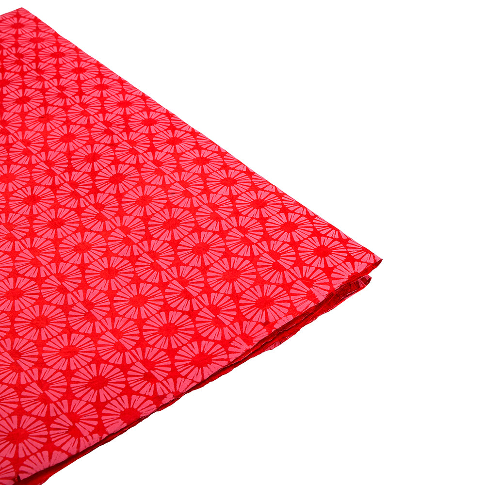 Gefalteter roter Stoff mit einem sich wiederholenden rosa geometrischen Blumenmuster auf Weiß, inspiriert von Nepalpapier - perfekt für nachhaltige Verpackungen oder Geschenke Verpacken. Marke: ☆.