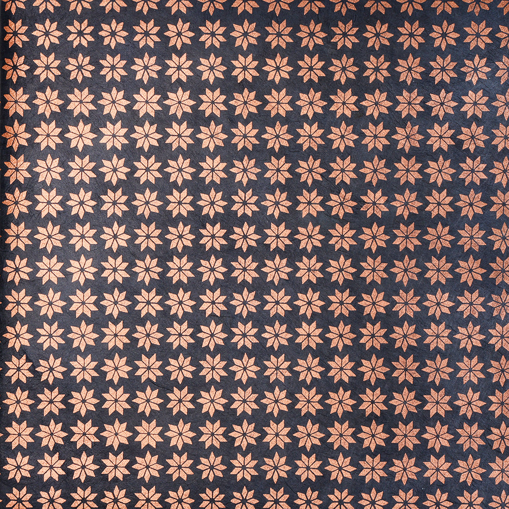 Ein schlichtes, hellbraunes Blumenmuster auf dunklem Hintergrund von ☆-ideal für Geschenke Verpacken mit Nepalpapier oder anderem nachhaltigem Papier.