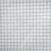 Sich wiederholendes weißes geometrisches Blumenmuster auf hellgrauem Hintergrund, inspiriert von handgefertigtem Nepalpapier - perfekt für Geschenkverpackungen mit einer einzigartigen handwerklichen Note von ☆.