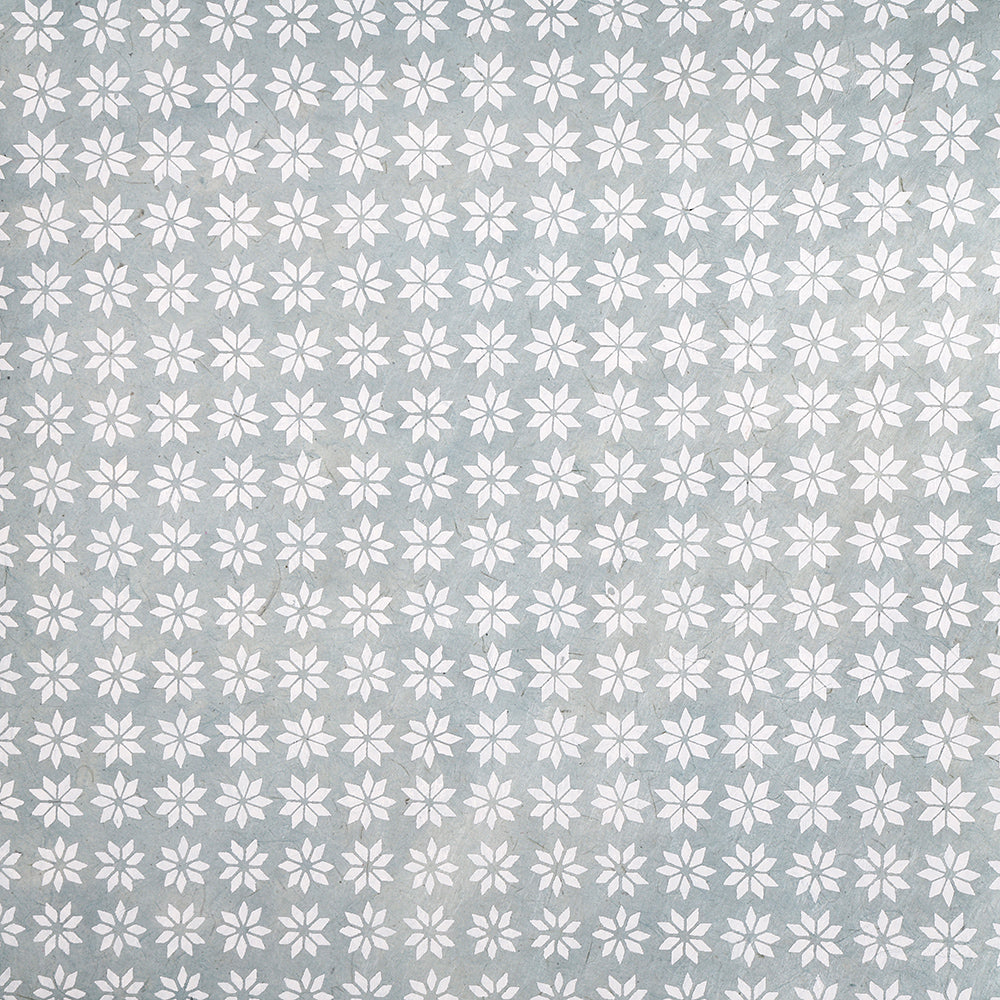 Sich wiederholendes weißes geometrisches Blumenmuster auf hellgrauem Hintergrund, inspiriert von handgefertigtem Nepalpapier - perfekt für Geschenkverpackungen mit einer einzigartigen handwerklichen Note von ☆.