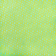 Ein gelber Hintergrund mit einem sich wiederholenden blauen Sonnenschliff- und Dreiecksmuster, gedruckt auf nachhaltigem Papier - ideal als einzigartiges Geschenkpapier von ☆.