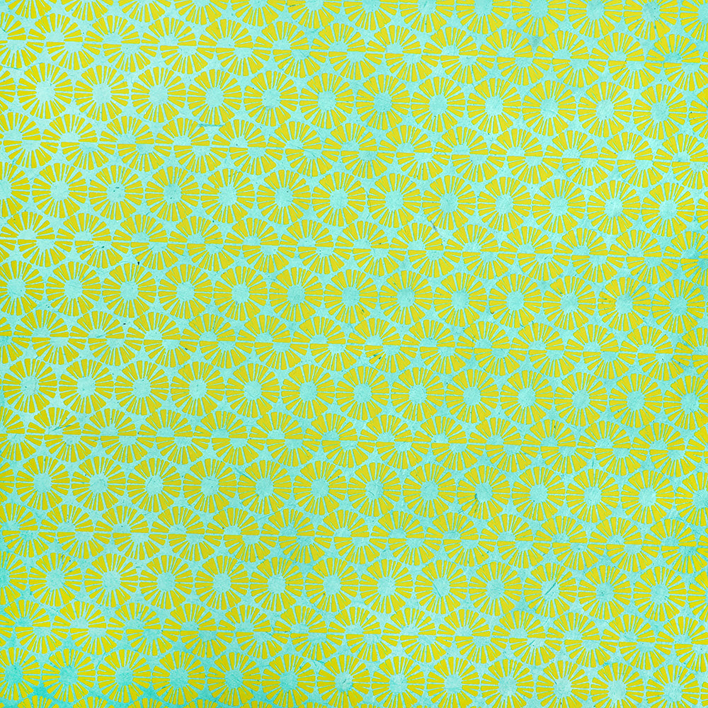 Ein gelber Hintergrund mit einem sich wiederholenden blauen Sonnenschliff- und Dreiecksmuster, gedruckt auf nachhaltigem Papier - ideal als einzigartiges Geschenkpapier von ☆.