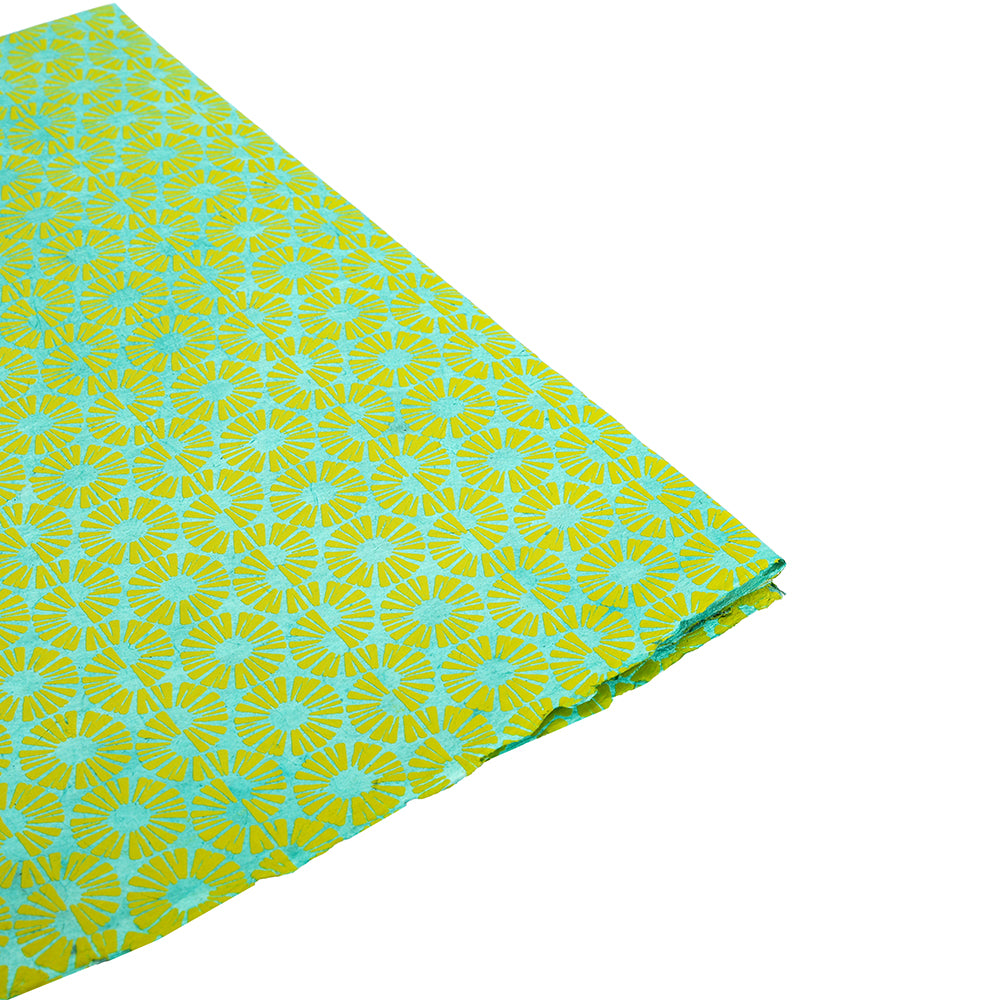 Grünes gefaltetes Geschenkpapier der Marke ☆ mit einem gelben und hellblauen geometrischen Blumenmuster aus nachhaltigem Papier auf weißem Hintergrund.