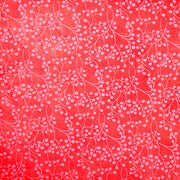 Roter Hintergrund mit einem zarten, sich wiederholenden, zartrosa Blumenrankenmuster, gedruckt auf nachhaltigem Papier von ☆-ideal for Geschenkverpackung.