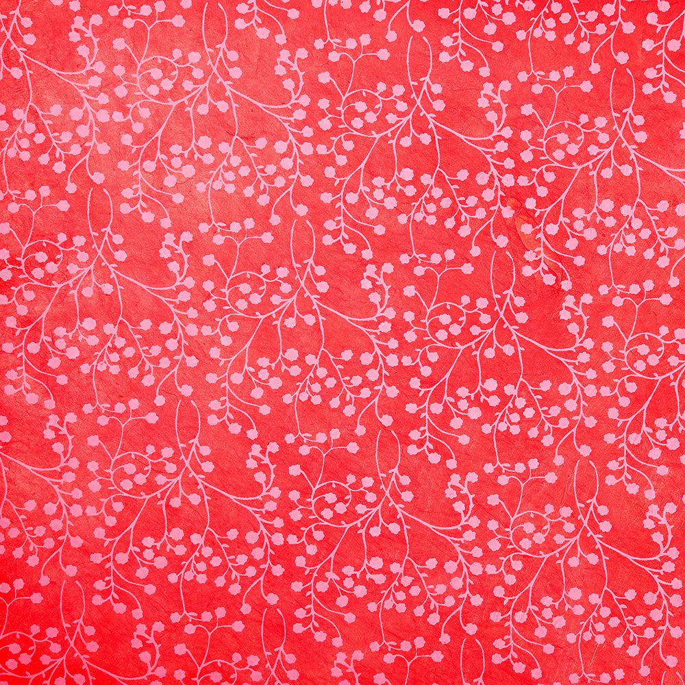 Roter Hintergrund mit einem zarten, sich wiederholenden, zartrosa Blumenrankenmuster, gedruckt auf nachhaltigem Papier von ☆-ideal for Geschenkverpackung.