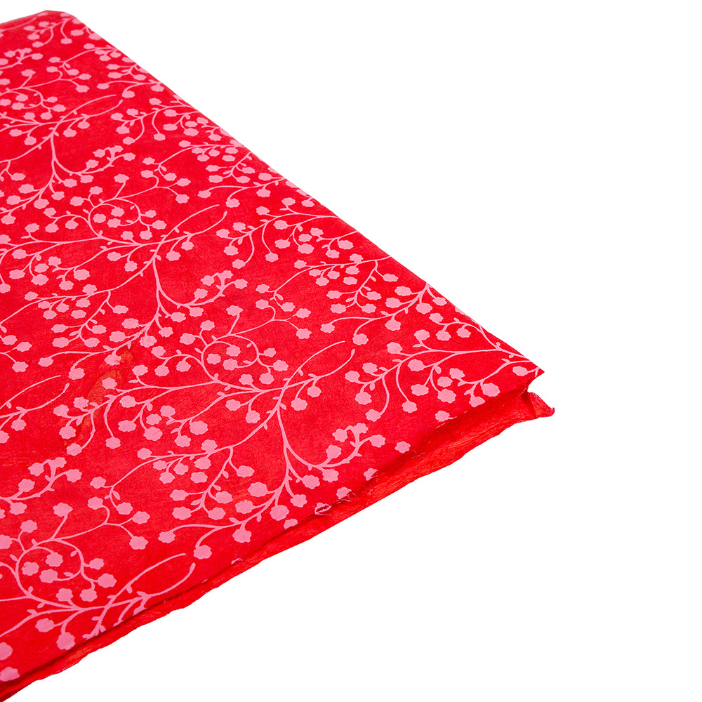 Fein säuberlich gefalteter roter Stoff mit weißem Blumenrankenmuster von ☆-ideal zum Kombinieren mit nachhaltigem Papier oder Nepalpapier als einzigartige Geschenkverpackung.