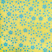 Ein blaues, florales, geometrisches Muster auf gelbem Hintergrund bildet ein symmetrisches, sich wiederholendes, dekoratives Design - ideal für Geschenkverpackungen. Hergestellt aus nachhaltigem Papier von ☆.