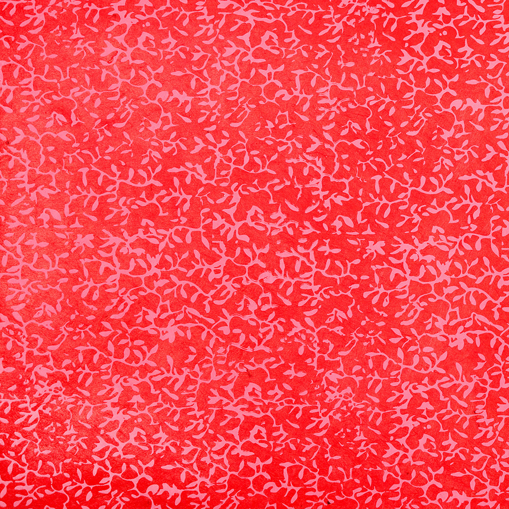 Roter Hintergrund mit abstrakten, hellrosa organischen Motiven, inspiriert von Nepalpapier - ideal für Geschenke oder um ein nachhaltiges Flair zu schaffen. Hergestellt von ☆ mit hochwertigem, nachhaltigem Papier für stilvolle, umweltfreundliche Verpackungen.