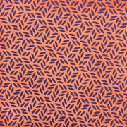 Mit seinem orangefarbenen Hintergrund und dem geometrischen Muster aus violetten Blättern ist das ☆ Nepalpapier ideal als nachhaltiges Geschenkpapier oder für kreative Projekte.