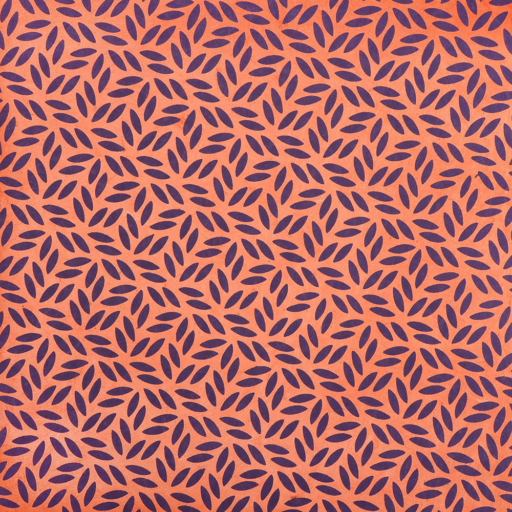 Mit seinem orangefarbenen Hintergrund und dem geometrischen Muster aus violetten Blättern ist das ☆ Nepalpapier ideal als nachhaltiges Geschenkpapier oder für kreative Projekte.