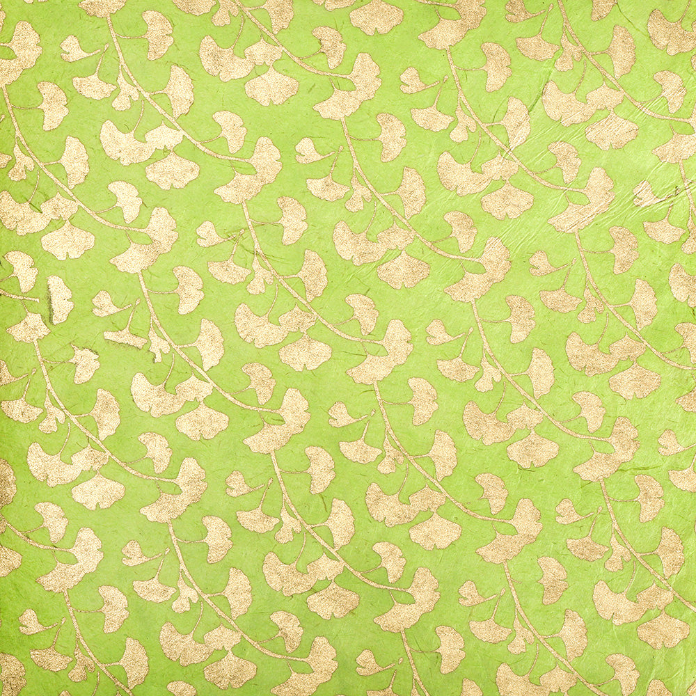 Dieses ☆ Papier zeigt einen grünen Hintergrund mit einem sich wiederholenden goldenen Ginkgoblattmuster in einem dekorativen, strukturierten Stil - ideal für Geschenke Verpacken oder Basteln mit nachhaltigem Papier.