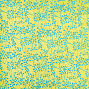 Dieses Geschenkpapier von ☆ ist auf nachhaltigem Papier gedruckt und zeigt ein blaues Blumenmuster mit verzweigten Stängeln auf gelbem Hintergrund. Es ist mit einem sich wiederholenden Muster versehen.