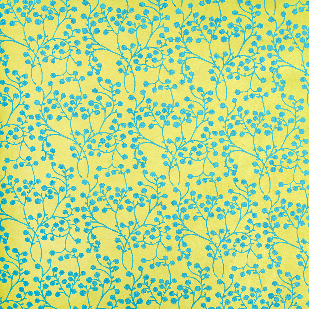Dieses Geschenkpapier von ☆ ist auf nachhaltigem Papier gedruckt und zeigt ein blaues Blumenmuster mit verzweigten Stängeln auf gelbem Hintergrund. Es ist mit einem sich wiederholenden Muster versehen.
