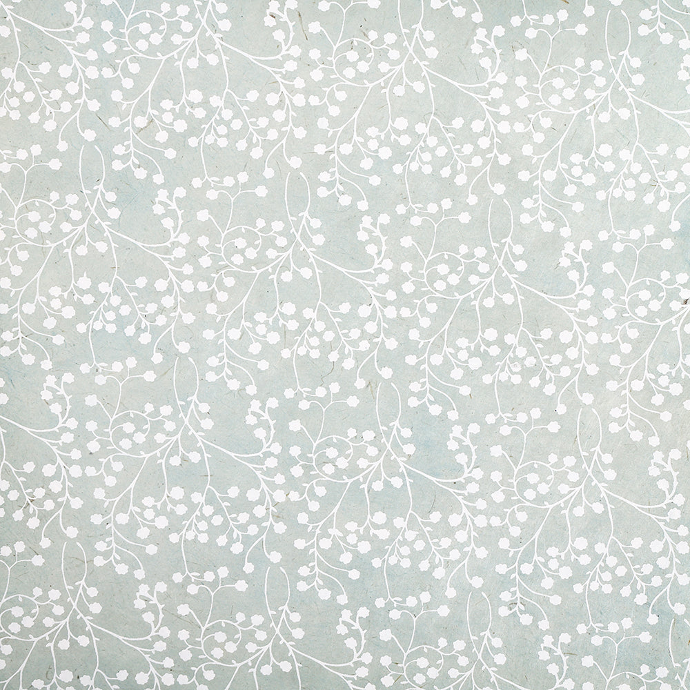 Das Nepalpapier mit hellblauem Hintergrund und zartem weißem Blumenrankenmuster von ☆ ist ideal für nachhaltige Geschenkverpackungen oder kreative Projekte.