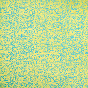 Das abstrakte Korallenmuster in Gelb und Hellblau bedeckt die gesamte Oberfläche des nachhaltigen Geschenkpapiers von ☆ und macht es zu einer stilvollen und umweltfreundlichen Geschenkverpackung.