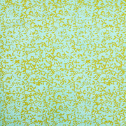 Das ☆ Geschenkpapier zeigt ein dichtes grünes Blattmuster auf Hellblau, das an Nepalpapier blau erinnert - ein von der Natur inspiriertes, abstraktes Design, das sich perfekt als nachhaltiges Geschenkpapier eignet.