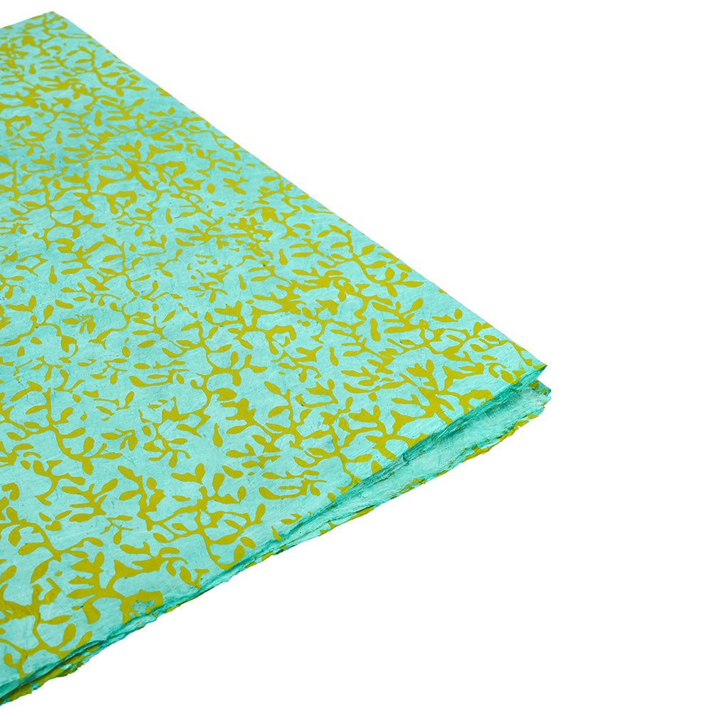 ☆ gefaltetes blaues Nepalpapier mit einem abstrakten gelb-grünen Muster auf weißem Hintergrund.