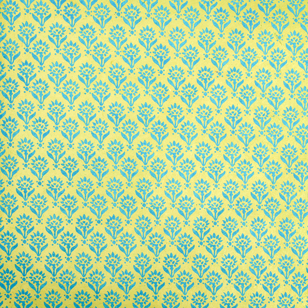 Sich wiederholendes blaues Blumenmuster auf Gelb mit Vintage-Struktur, hergestellt auf handgeschöpftes Papier von ☆-perfect nachhaltiges Geschenkpapier.