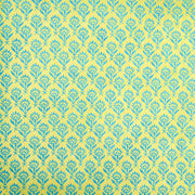 Sich wiederholendes blaues Blumenmuster auf Gelb mit Vintage-Struktur, hergestellt auf handgeschöpftes Papier von ☆-perfect nachhaltiges Geschenkpapier.