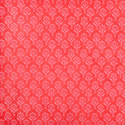Roter Hintergrund mit einem sich wiederholenden Muster aus hellrosa Blumenmotiven in sauberen Reihen, hergestellt auf nachhaltigem Papier von ☆-ideal als Geschenkpapier für besondere Anlässe.