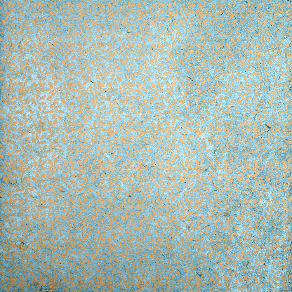 Blauer strukturierter Hintergrund mit einem sich wiederholenden Blattgold-Rankenmuster, gedruckt auf nachhaltigem Papier für umweltfreundlichen Stil - perfekt als einzigartiges Geschenkpapier.