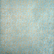 Blauer strukturierter Hintergrund mit einem sich wiederholenden Blattgold-Rankenmuster, gedruckt auf nachhaltigem Papier für umweltfreundlichen Stil - perfekt als einzigartiges Geschenkpapier.