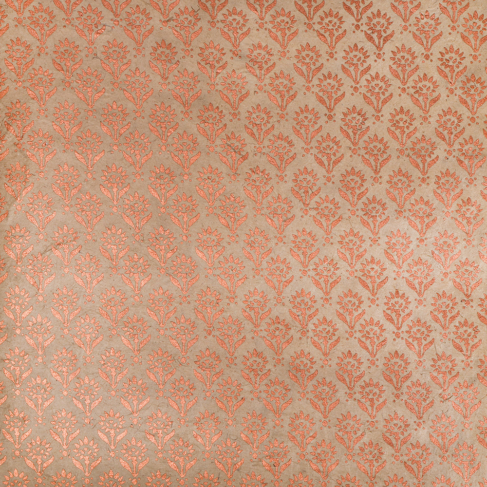 Gold- und kupferfarbenes, florales Damastmuster auf einem strukturierten beigen Hintergrund, das sich durchgehend wiederholt - hergestellt aus nachhaltigem Geschenkpapier von ☆ für einen umweltfreundlichen Touch.