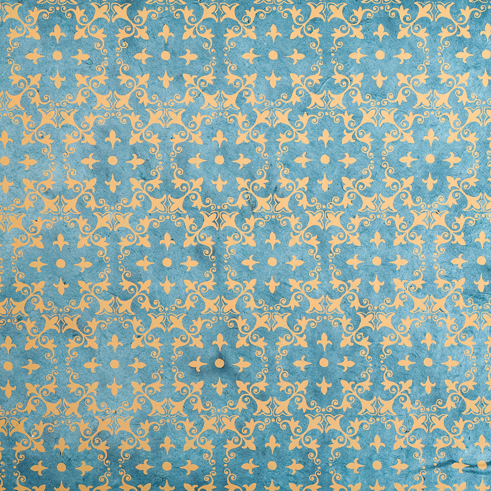 Blau-goldene Ornamenttapete von ☆ mit symmetrischen floralen und geometrischen Mustern, inspiriert von nachhaltigem Papier und der filigranen Schönheit von Nepalpapier.