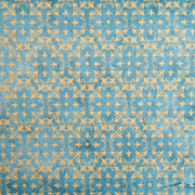 Blau-goldene Ornamenttapete von ☆ mit symmetrischen floralen und geometrischen Mustern, inspiriert von nachhaltigem Papier und der filigranen Schönheit von Nepalpapier.