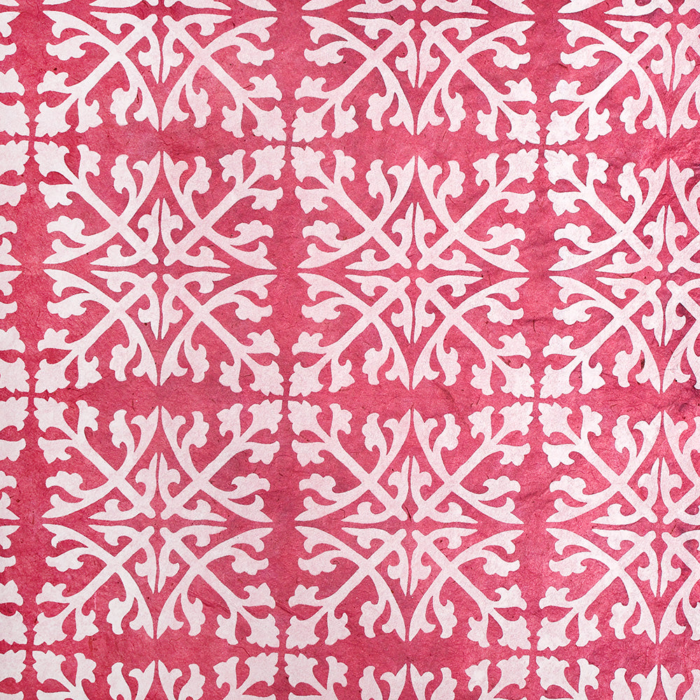 Rot-weißes, sich wiederholendes geometrisches Blumenmuster auf strukturiertem, nachhaltigem Papier von ☆-ideal als Nepalpapier Geschenkpapier für einzigartige Geschenkverpackungen.