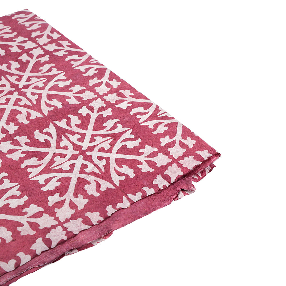Gefalteter kastanienbrauner Stoff mit weißem geometrischen Blumenmuster auf weißem Hintergrund von ☆-ideal als nachhaltiges Papier für stilvolles Geschenkpapier.