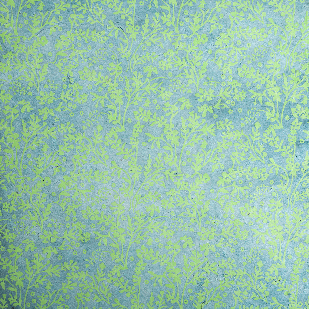 Grünes Blattrankenmuster auf strukturiertem Blau, vintage und naturinspiriert-gefertigt aus nachhaltigem Papier von ☆, ideal als umweltfreundliches Geschenkpapier.