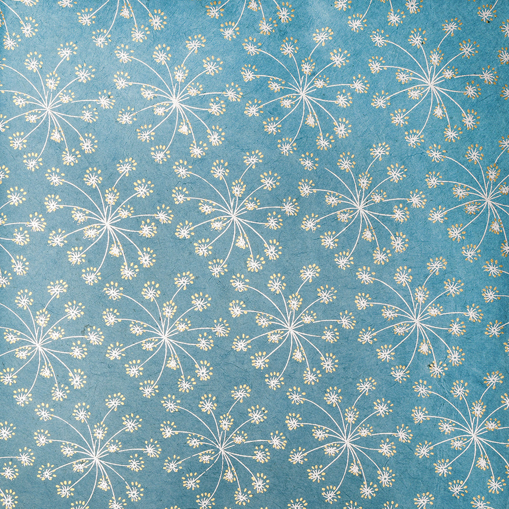 Blauer Hintergrund mit einem sich wiederholenden weißen Pusteblumenmuster, gedruckt auf nachhaltigem Papier von ☆-ideal für umweltfreundliche Geschenkverpackungen.