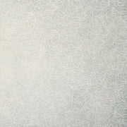 Hellblauer Hintergrund mit einem zarten weißen Blattmuster wiederholt sich auf nachhaltigem Papier von ☆-perfekt als einzigartiges Geschenkpapier oder schönes Nepalpapier für besondere Anlässe.