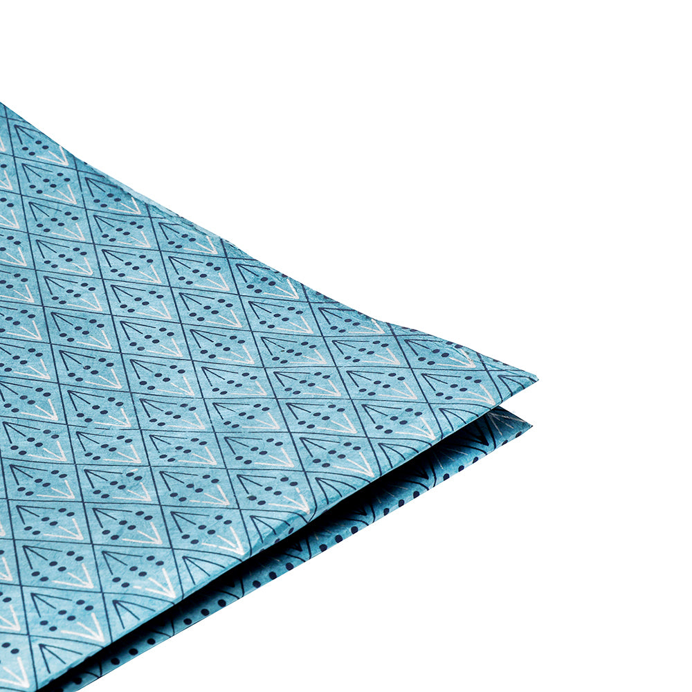 ☆ Gefalteter blauer Stoff mit geometrischem Rauten- und Punktmuster auf weißem Grund, inspiriert von komplizierten Nepalpapiermustern.