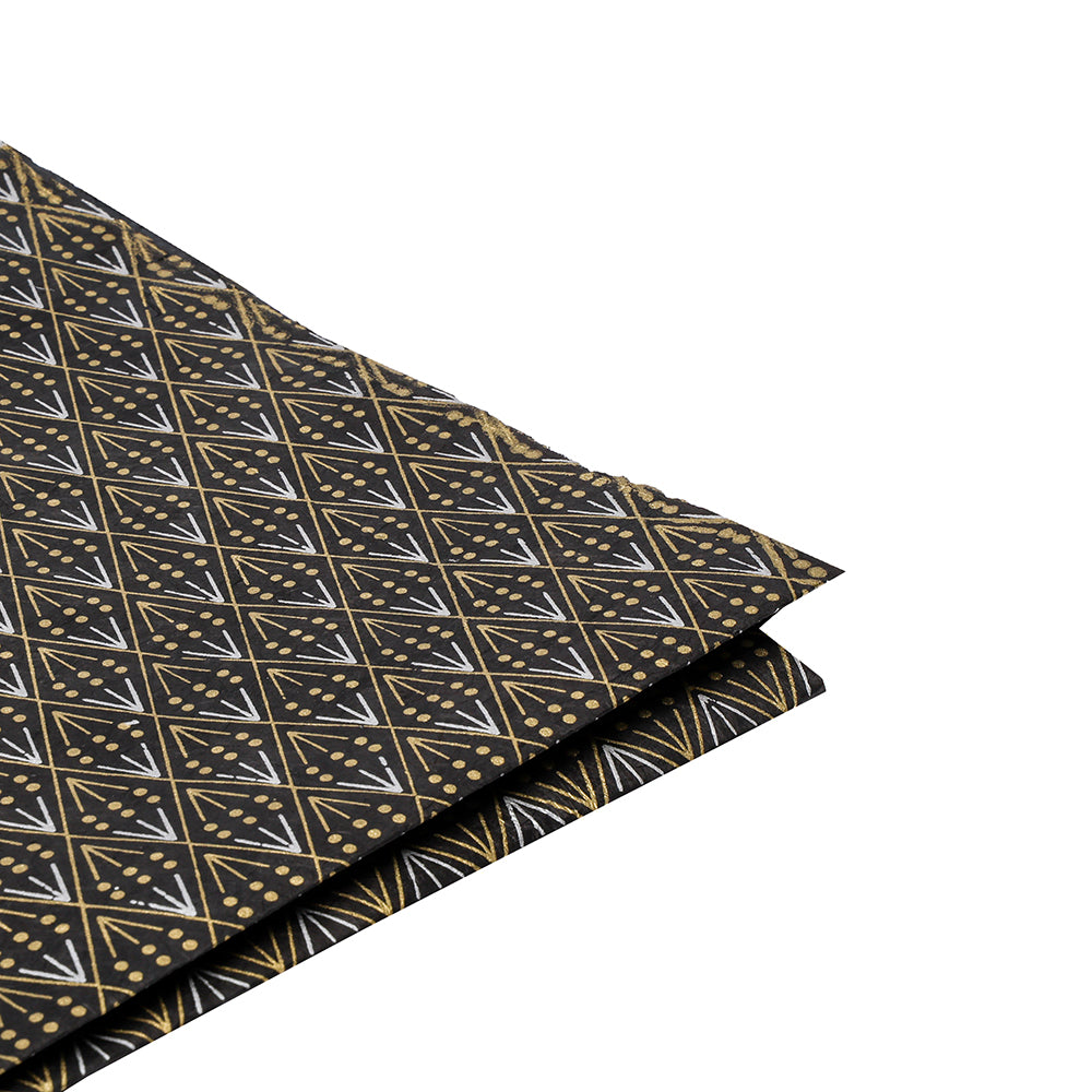 ☆ Gefaltetes schwarzes Nepalpapier mit einem geometrischen Rauten- und Punktmuster in Gold und Weiß - eine elegante, nachhaltige Geschenkverpackung.