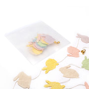 ☆ Nepalpapier-Girlande in Pastellfarben, handgemacht, zusammen mit transparenter Aufbewahrungstasche - nachhaltige Deko auf weißem Hintergrund.