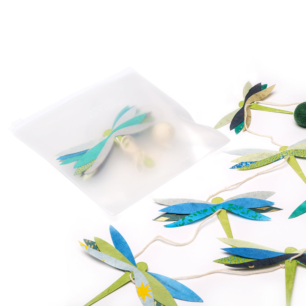 Helle, handgefertigte Girlande von ☆ mit Papier-Libellen auf einer Schnur plus eine Libelle in einem durchsichtigen Zipper-Beutel-aus original Nepali-Girlandenpapier gefertigt.