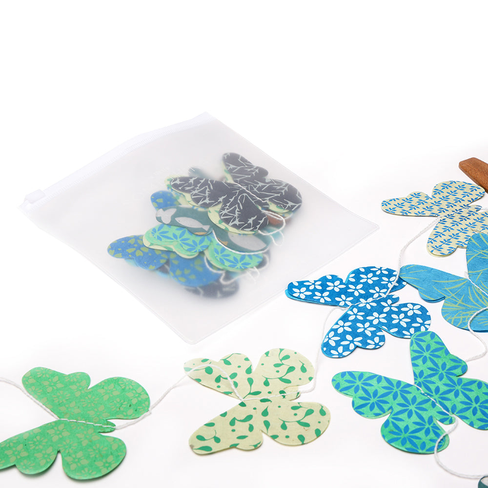 Blaue und grüne Papierschmetterlinge von ☆, aufgereiht mit Schnur und einige in einem durchsichtigen Zip-Beutel, machen eine umweltfreundliche Girlande aus Nepalpapier-perfekte nachhaltige Dekoration.