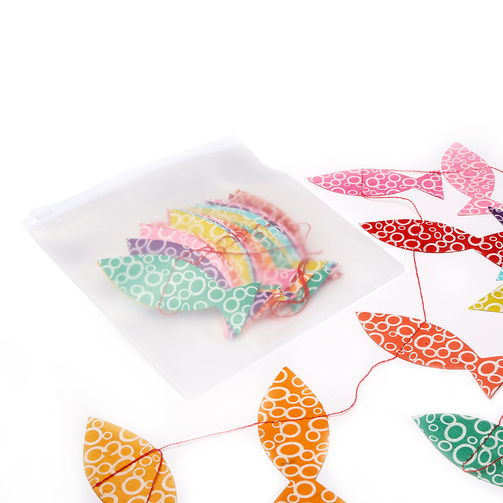☆ handgemachte Papiergirlande mit bunten Fischen und Kreismustern-ein nachhaltiges, dekoratives Highlight, teils im transparenten Zip-Beutel, teils ausgebreitet.